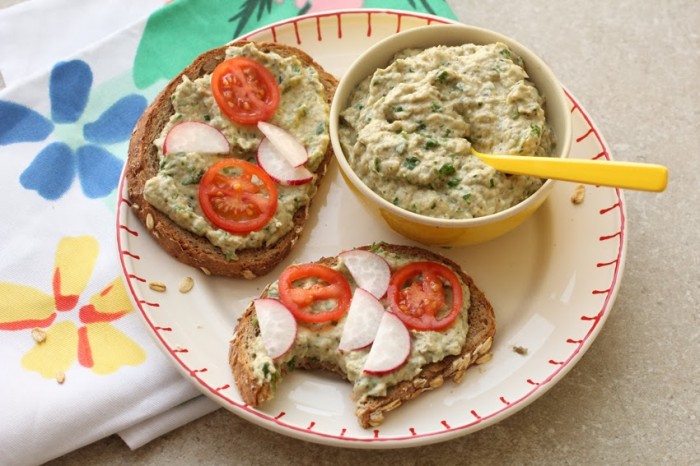 סלט חצילים עם טחינה